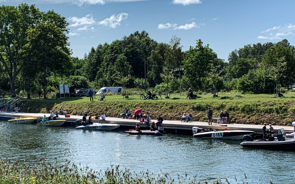 Här bryggorna längs med väddökanal