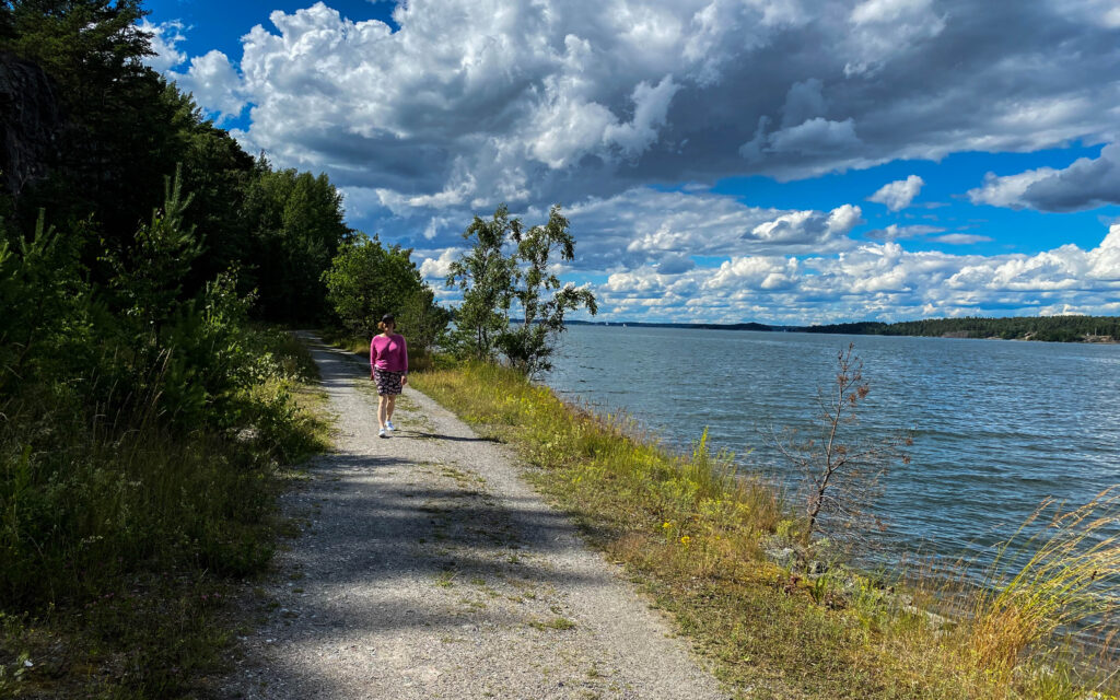 Promenadväg precis vid vattnet utmed oxdjupet.