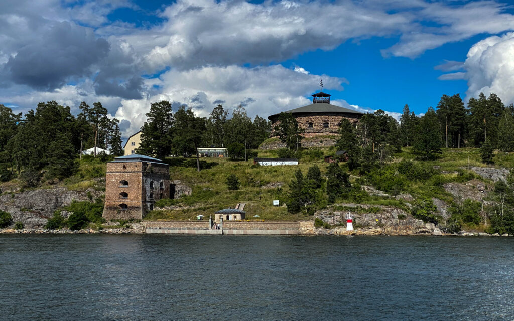 Fredriksborg en gammal försvarsanläggning på andra sidan sundet.