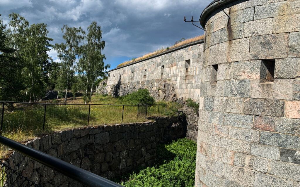 Vallgravar vid försvarsanläggningen Oskar Fredriksborg.