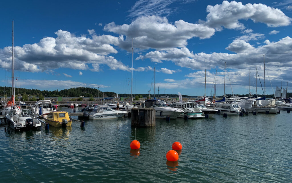 Rindö hamn med alla båtar.