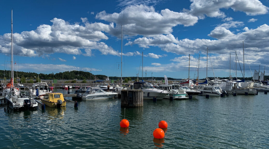 RIndö hamn i solen.