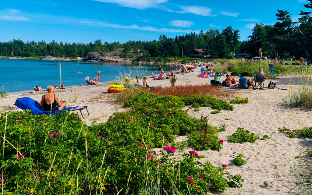 Utflyktsmål norr om Stockholm Älmsta. Här sandstranden i Sandviken.