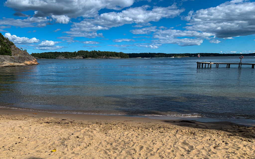 Sandstranden Susegårda som ligger precis intill Stavnäs vinterhamn.