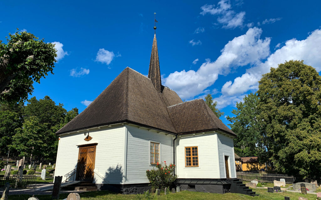 Djurö kapell ligger fint vid vattnet.