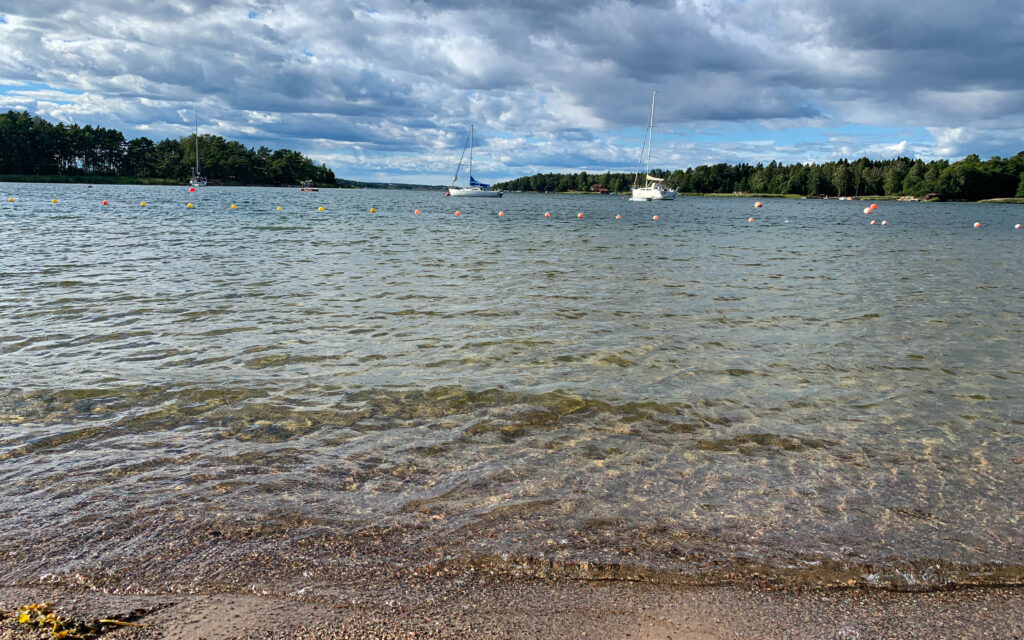 Djuröhavsbad med sandstrand vid vita grindarna stugby på Djurö.