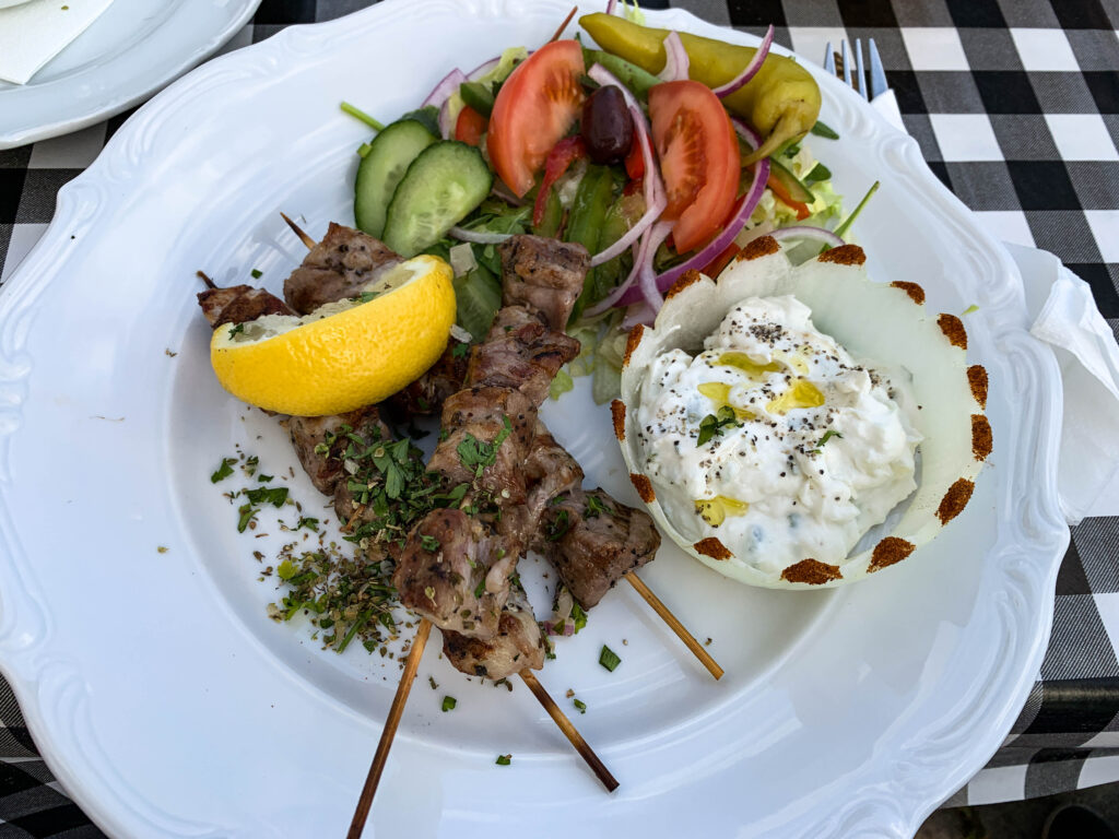 Här restaurang Zorbas goda grekiska zouvlaki.