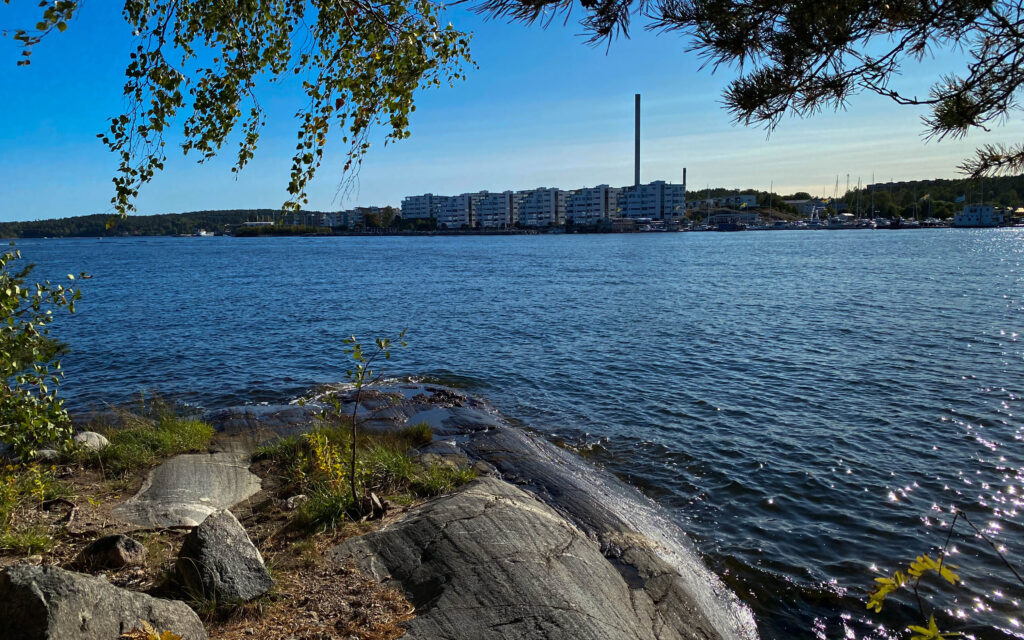 Fin utsikt från promenadväg på Lidingö.