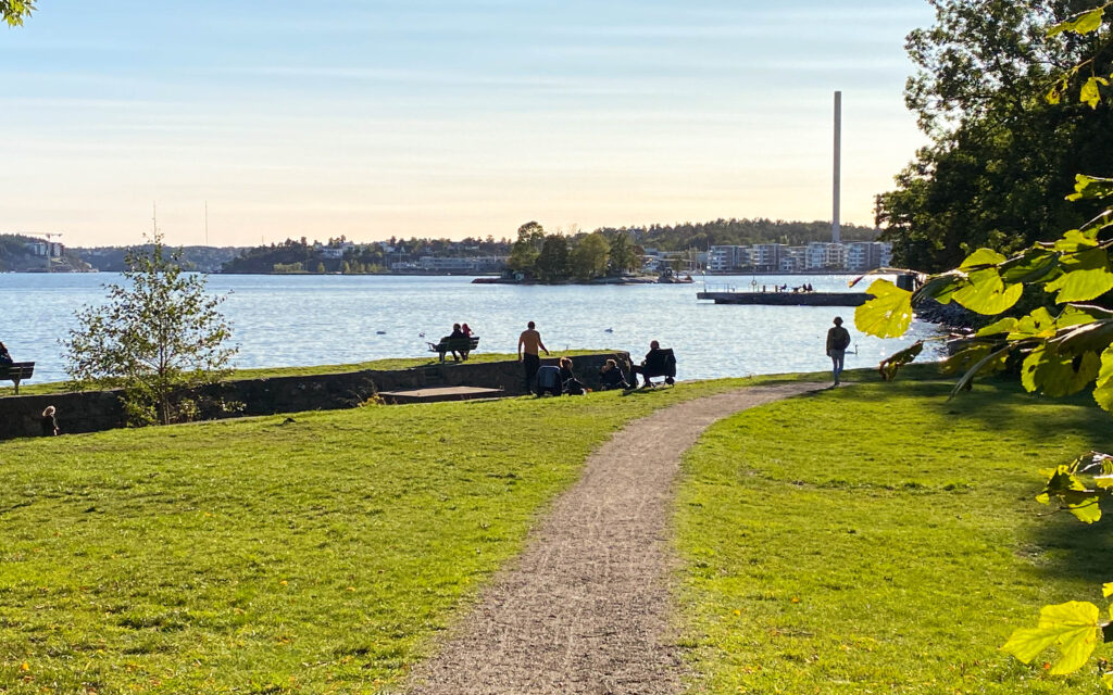 Nedanför Elfviksgård fortsätter promenadvägen.