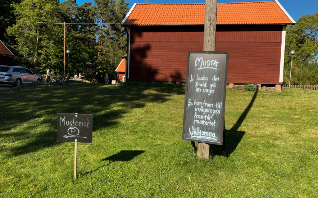 Skylten till Lidingö musteri.