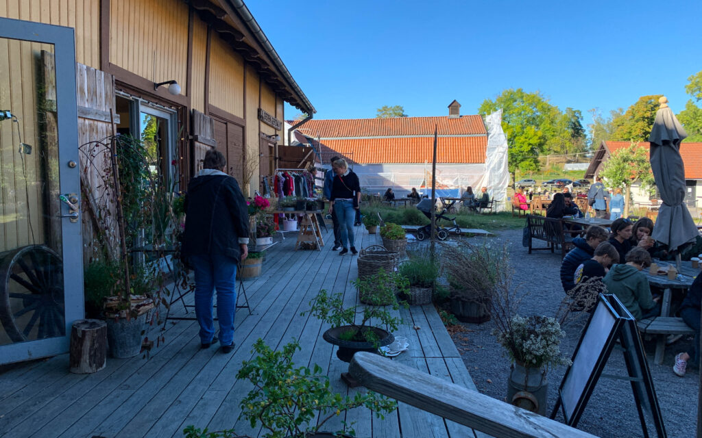 Gårdplan med butiker på Elfviks gård