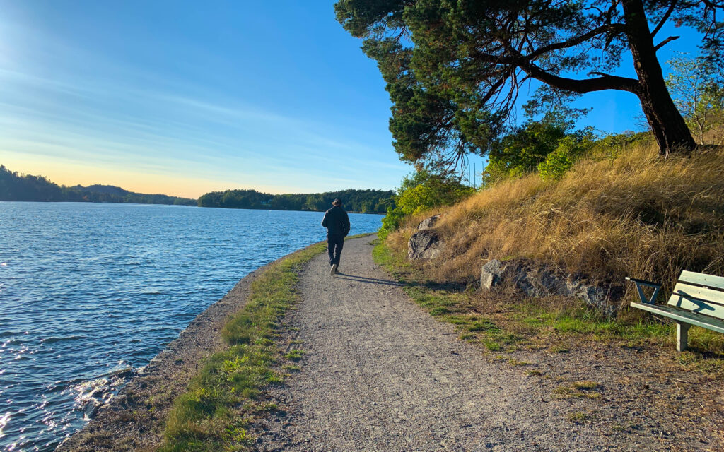 Promenad tillbaka längs med vattnet.