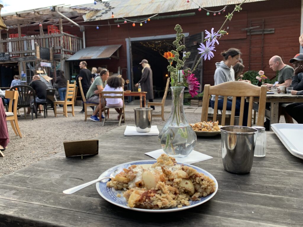 Fika på gården Rosenhill.