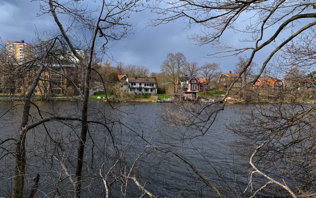 Utsikt över fina villor på andra sidan Sickla sjön.