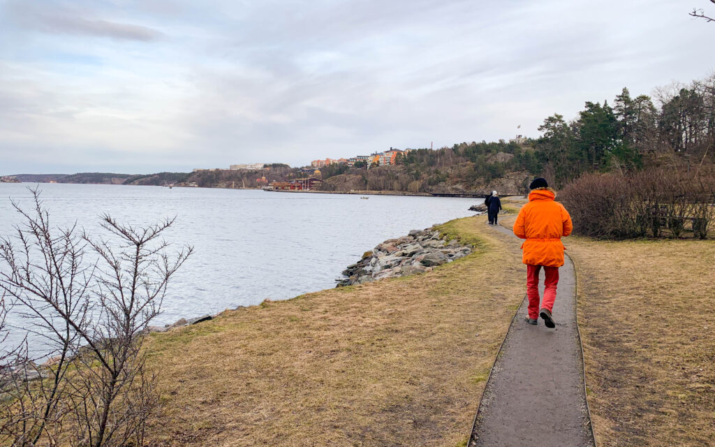 Promenad förbi Kvarnholmen längs vattnet.