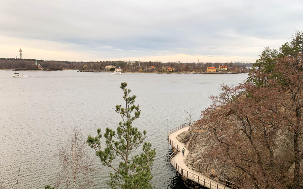 Efter kvarnholmsbron fortsätter vägen på bryggor till Nacka strand.