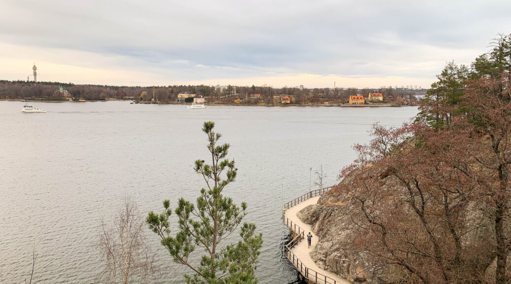 Efter kvarnholmsbron fortsätter vägen på bryggor till Nacka strand.