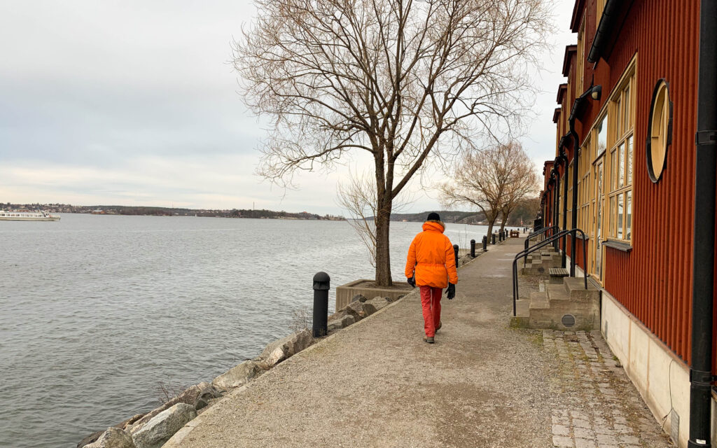 Framme vid Nacka Strand forsätter vägen längs vattnet.