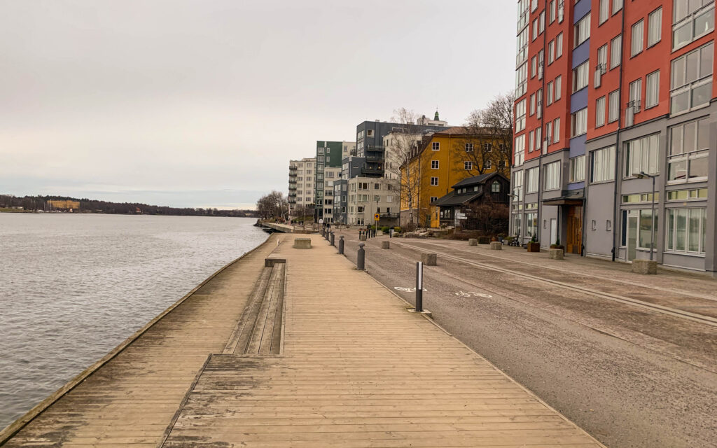 Promenad på bryggan vid Saltsjökvarn.