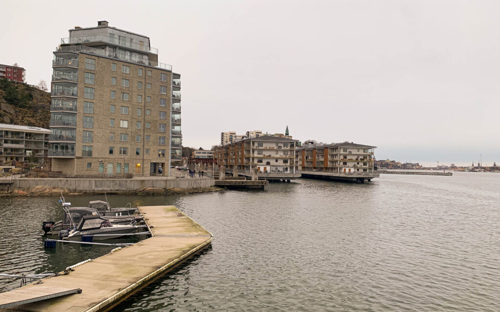 Vägen fram till Kvarnholmen kantas av nybyggda bostadsområden.