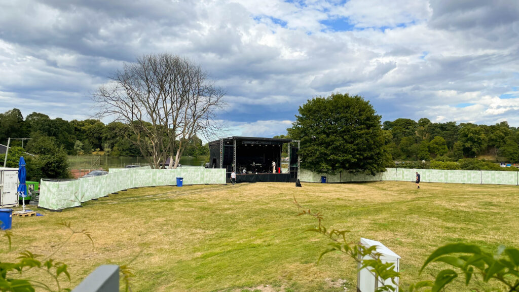 På gräsplanen utanför Boulebar Haga anordnas konserter sommartid.