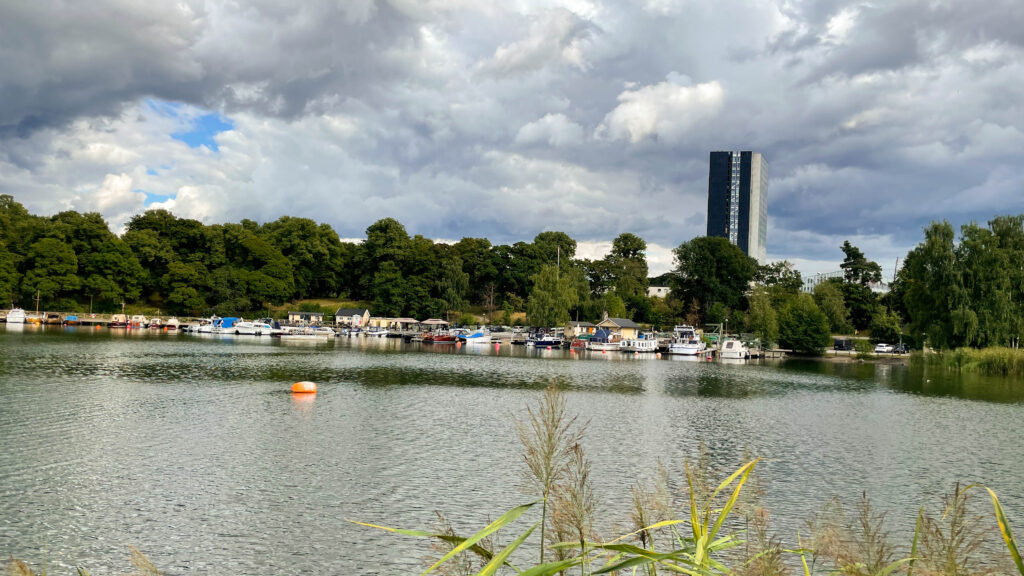 Fin utsikt mot en båthamn nära Stallmästaregården.