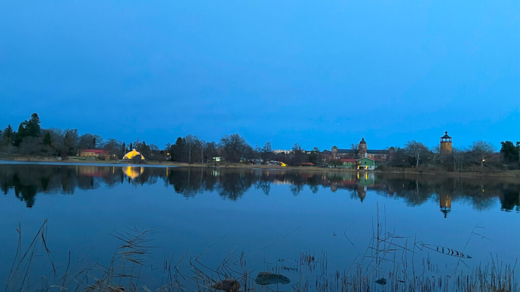 Fin utsikt över Brunsviken och Bergianska trädgården på andra sidan.