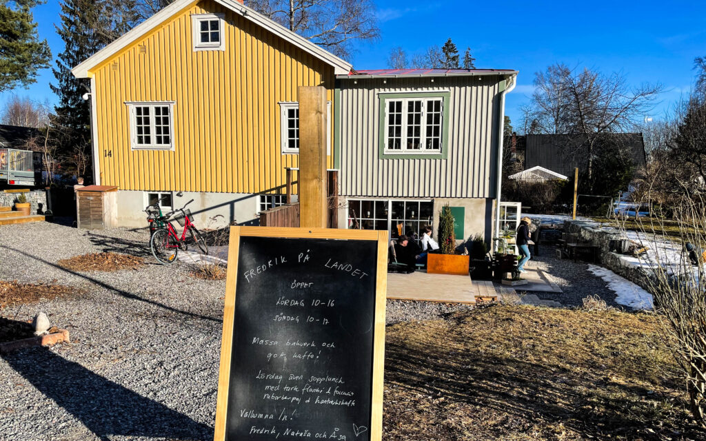 Fredrik på landet finns i en villa i Täby kyrkby