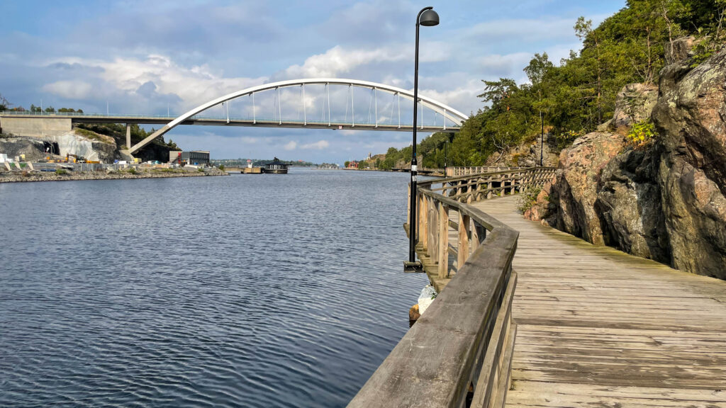 Kvarnholmsbron som vi passerar under