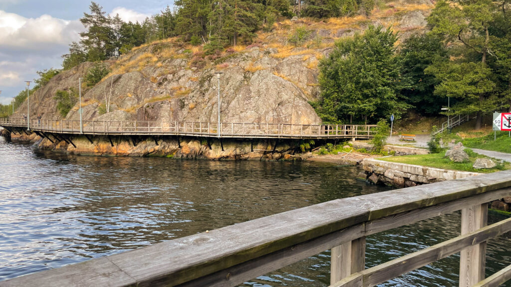 Vägen går på bryggor stor del av vägen