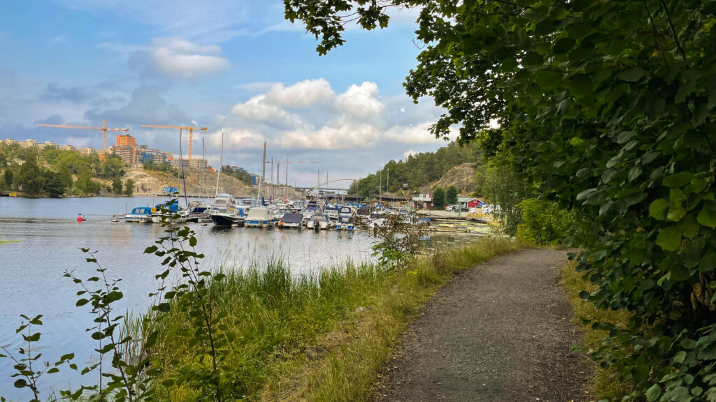 VI passerar Nacka båtklubb på promenaden.