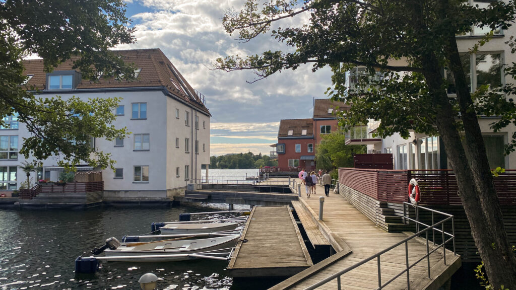 Gå på bryggorna bland husen i Järla sjö.