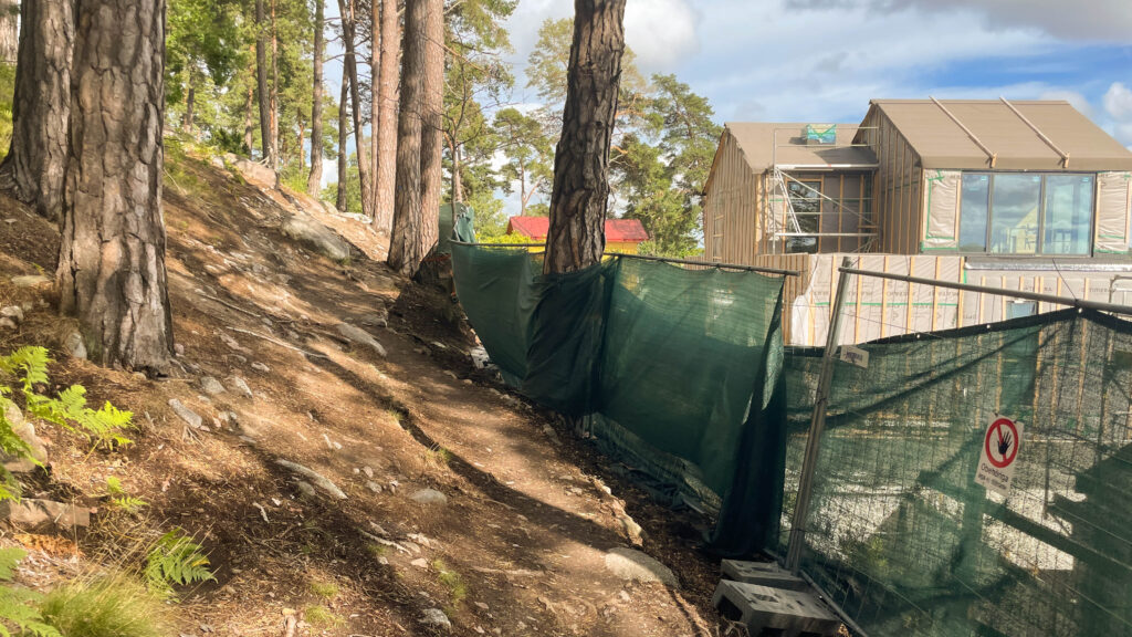 Vi går upp för en backe mot villaområdet under promenaden.