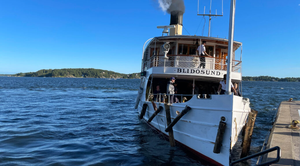 Många skrgårdsbåtar passarar här Blidösund..