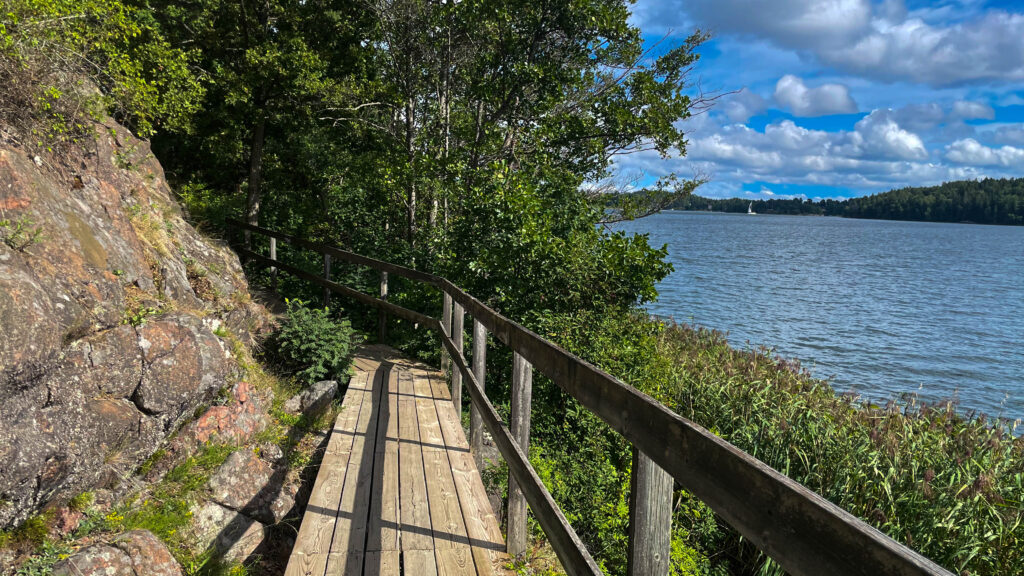 Brygga att gå på under promenaden.