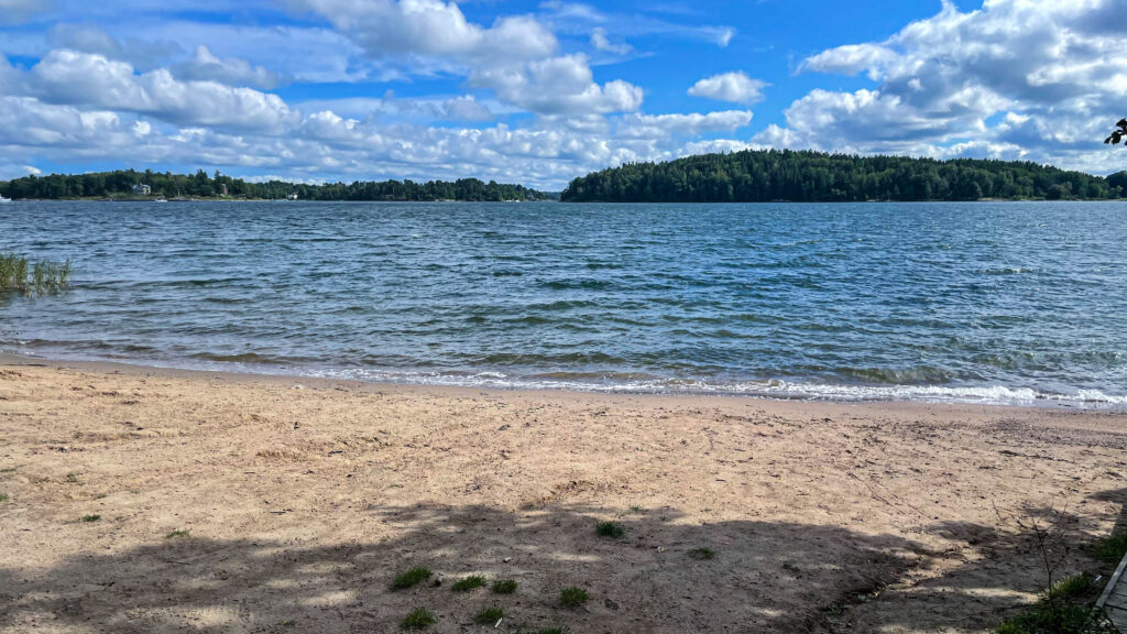 Vi kommer till en fin strand på promenaden.